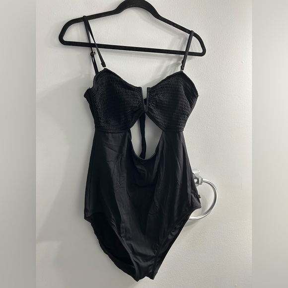 la vie en rose SMOCKED TEXTURED Bandeau One-piece Swimsuit - Picture 9 of 12